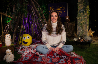 The Duchess of Cambridge sitting with blankets and owl teddies reading a bedtime story