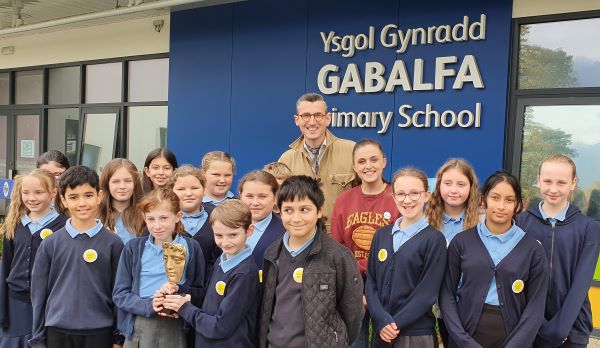 Students from Gabalfa Primary School photographed outside the school with Ben Shires and Kia Pegg.