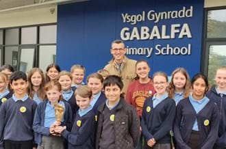 Students from Gabalfa Primary School photographed outside the school with Ben Shires and Kia Pegg.