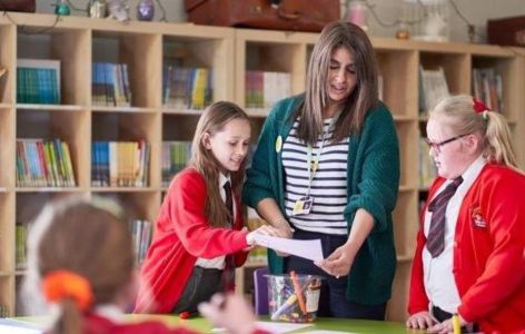 A school counsellor talking to young people in library